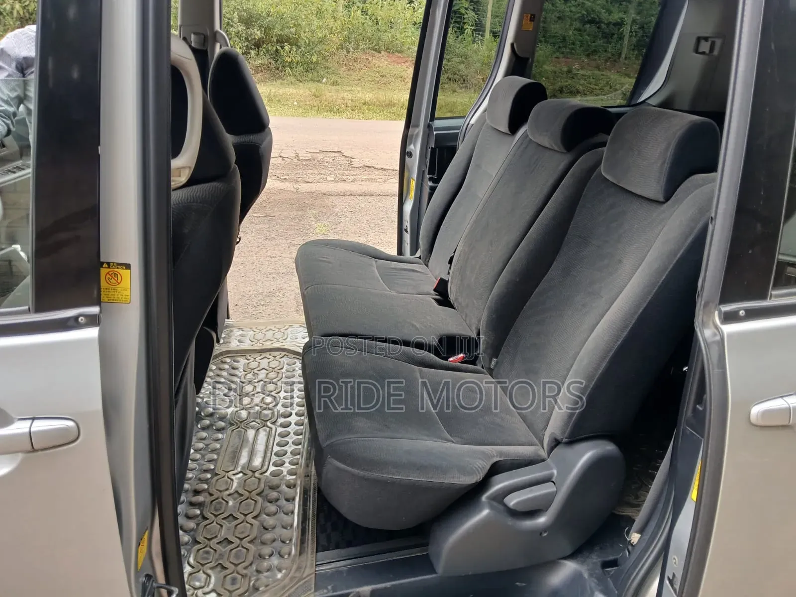 Toyota Noah 2.0 158hp FWD (8 Seater) 2013 Silver