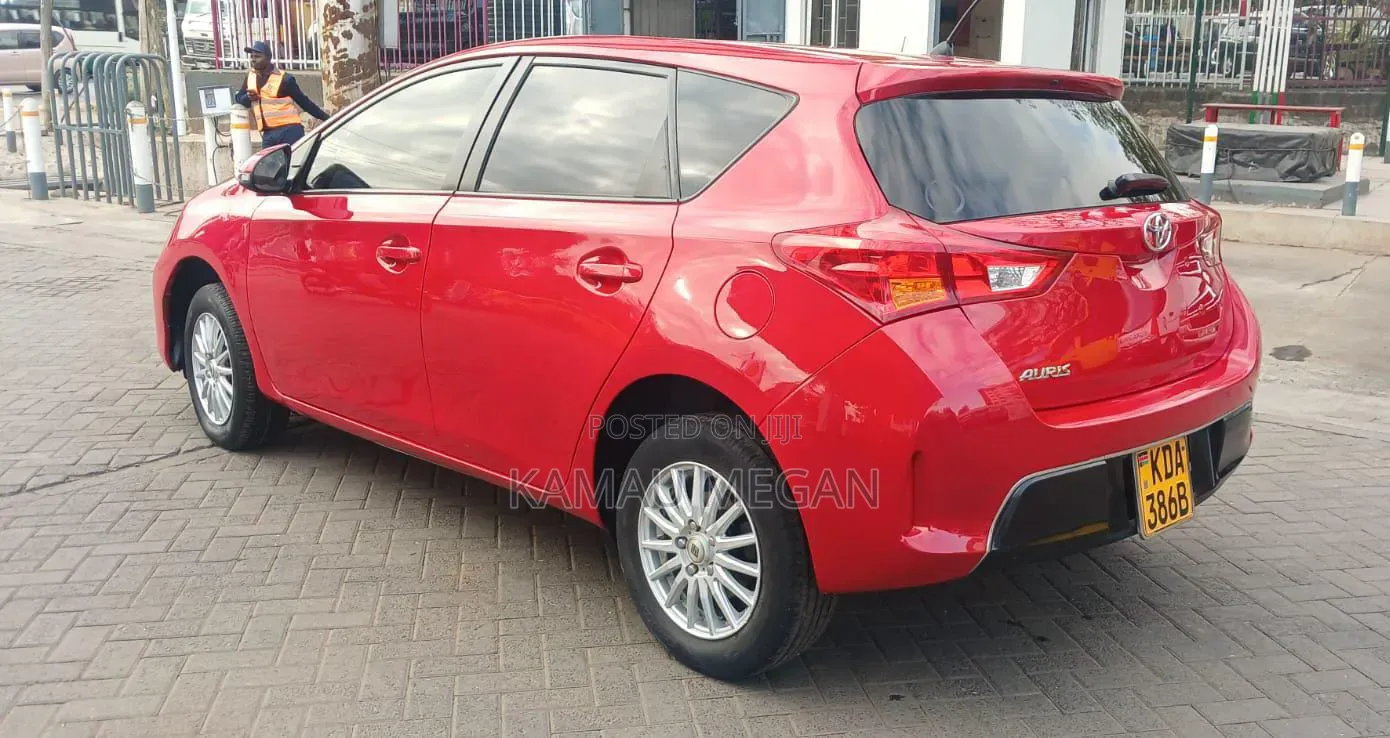 Toyota Auris 2013 Red