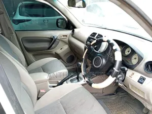 Toyota RAV4 Automatic 2000 White