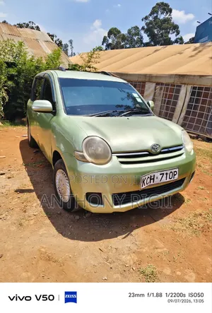 Toyota Sienta 2010 Green