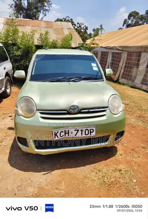 Toyota Sienta 2010 Green