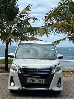 Toyota Noah 2.0 AWD (7 Seater) 2015 White