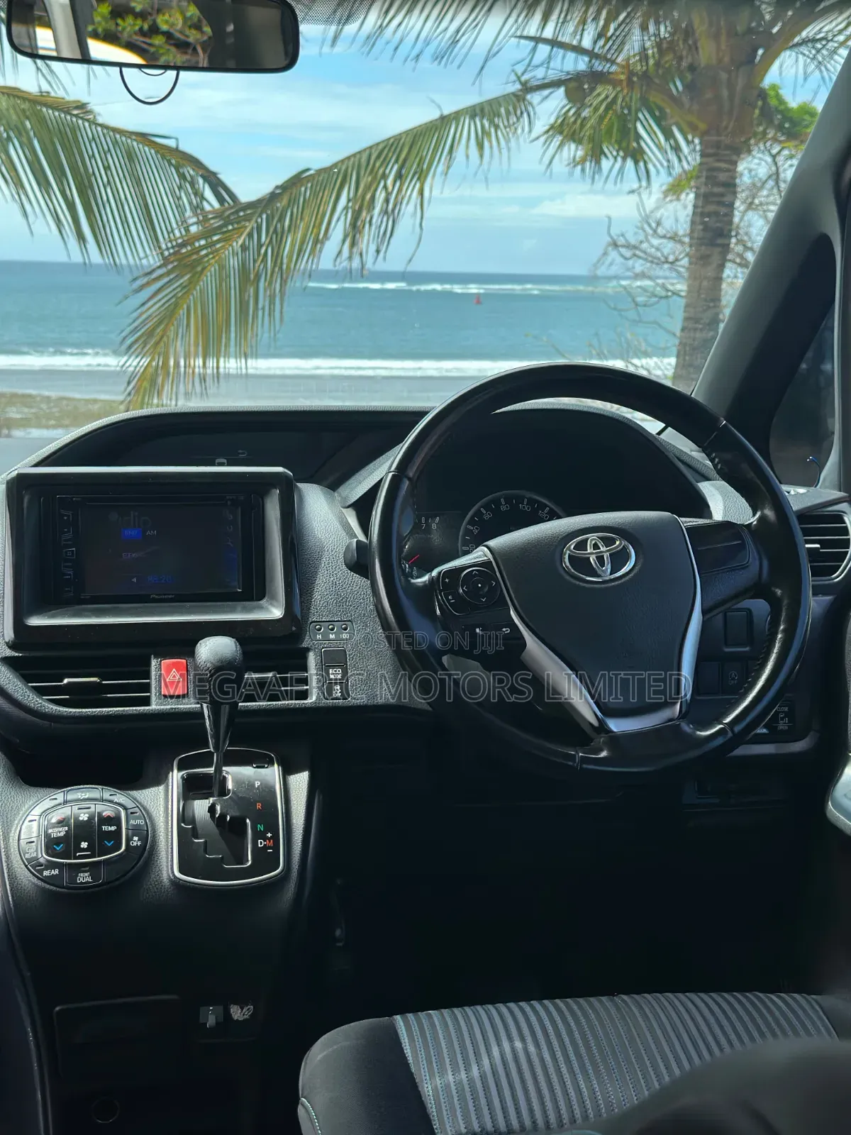 Toyota Noah 2.0 AWD (7 Seater) 2015 White