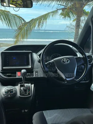 Toyota Noah 2.0 AWD (7 Seater) 2015 White