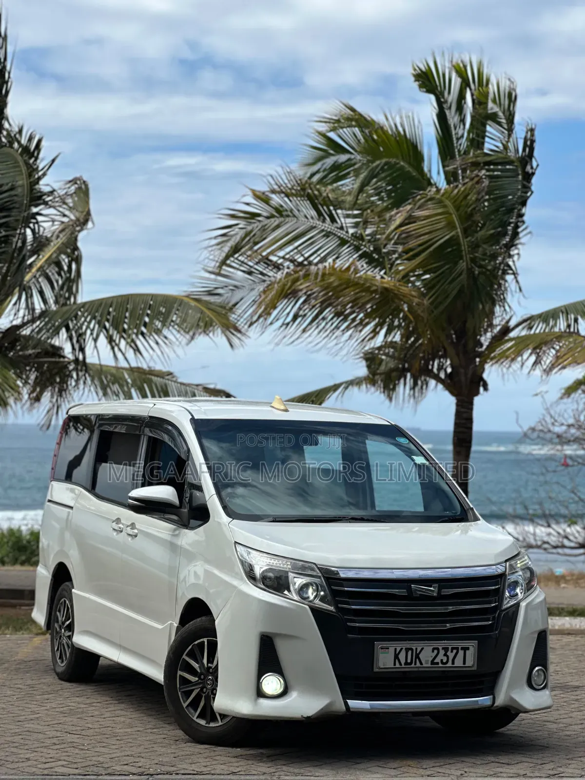 Toyota Noah 2.0 AWD (7 Seater) 2015 White