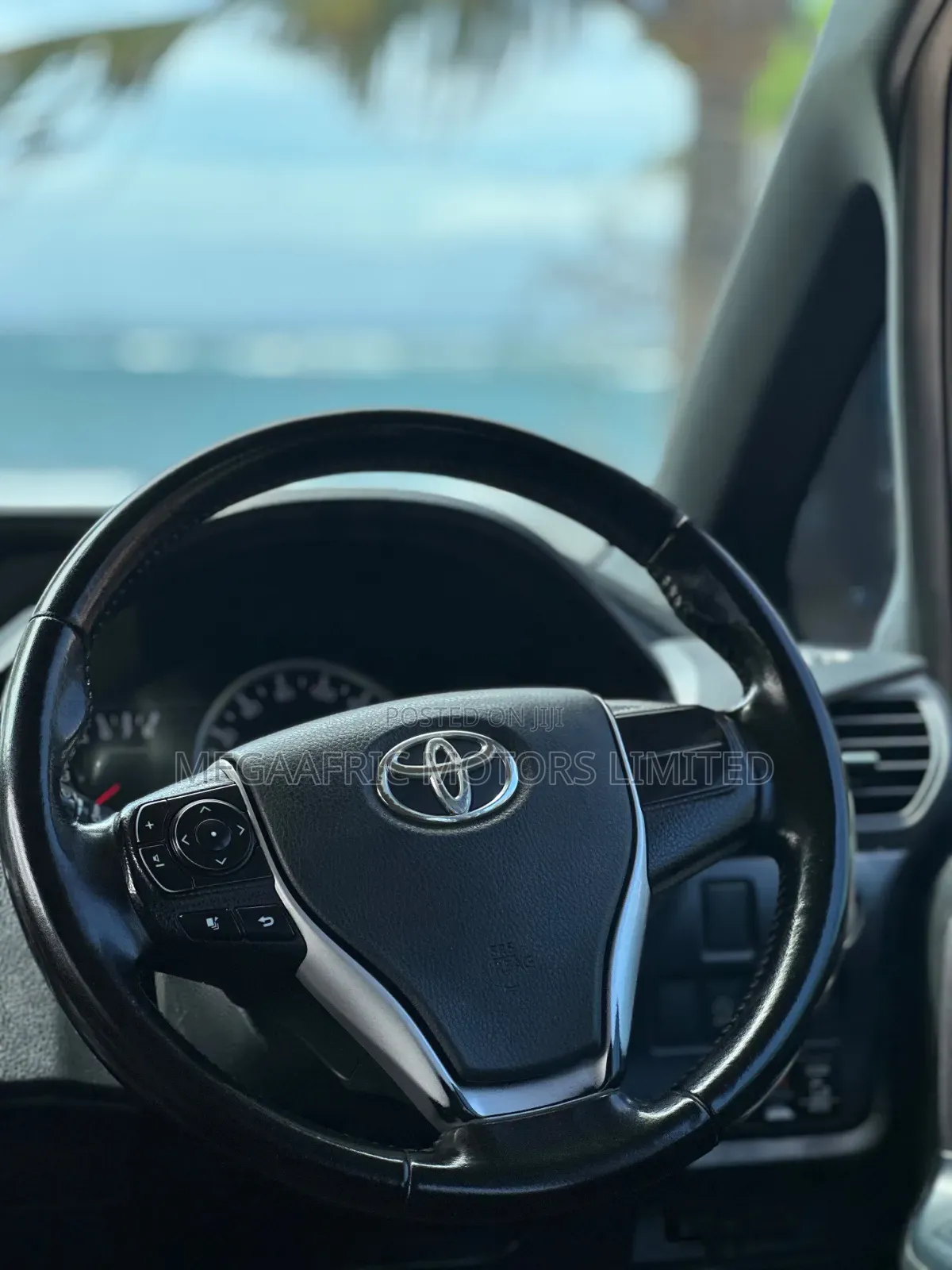 Toyota Noah 2.0 AWD (7 Seater) 2015 White