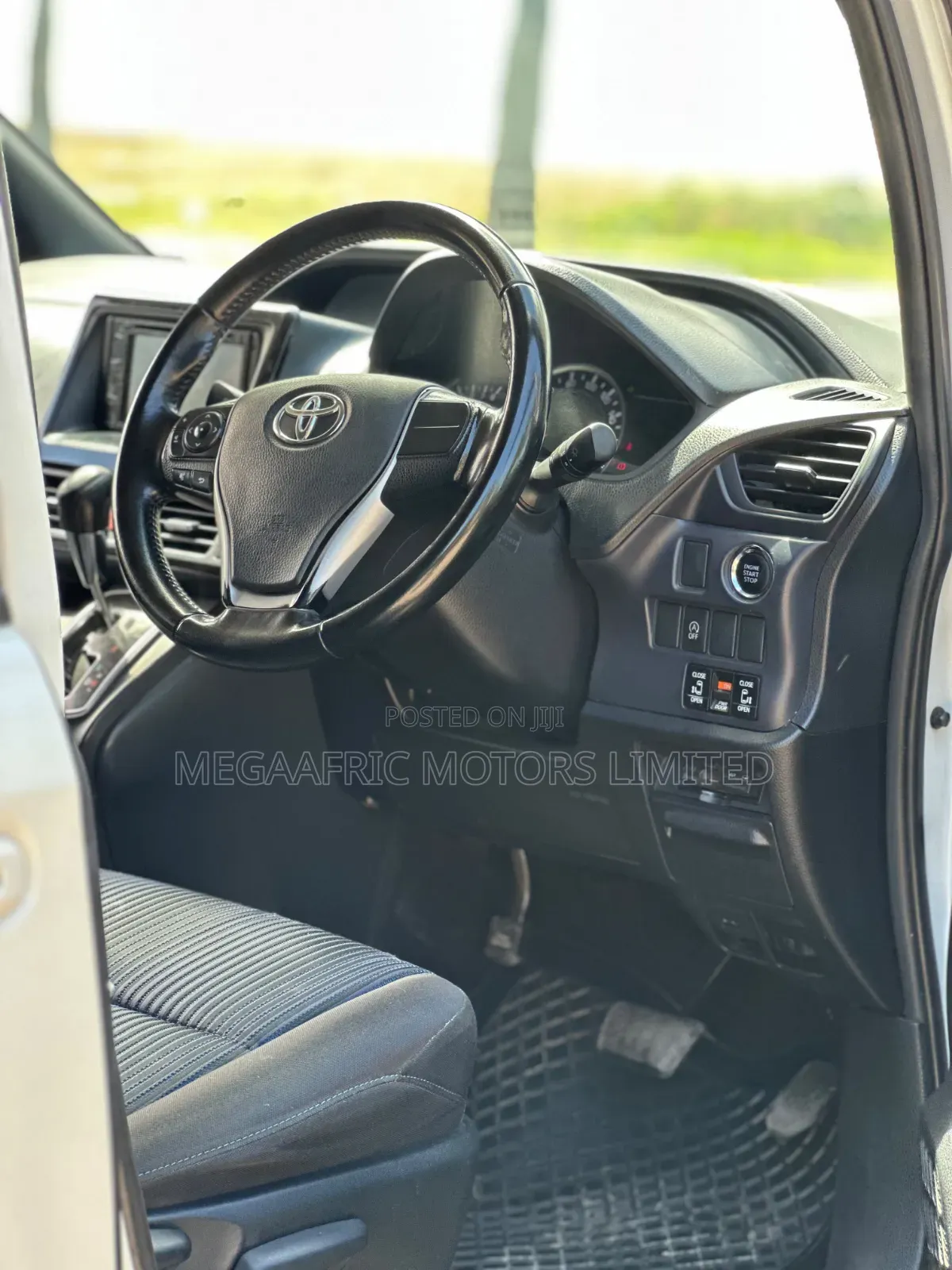 Toyota Noah 2.0 AWD (7 Seater) 2015 White