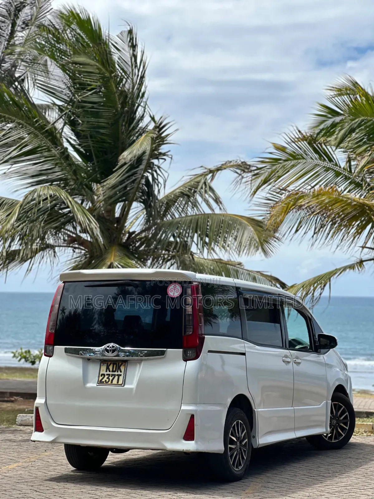 Toyota Noah 2.0 AWD (7 Seater) 2015 White