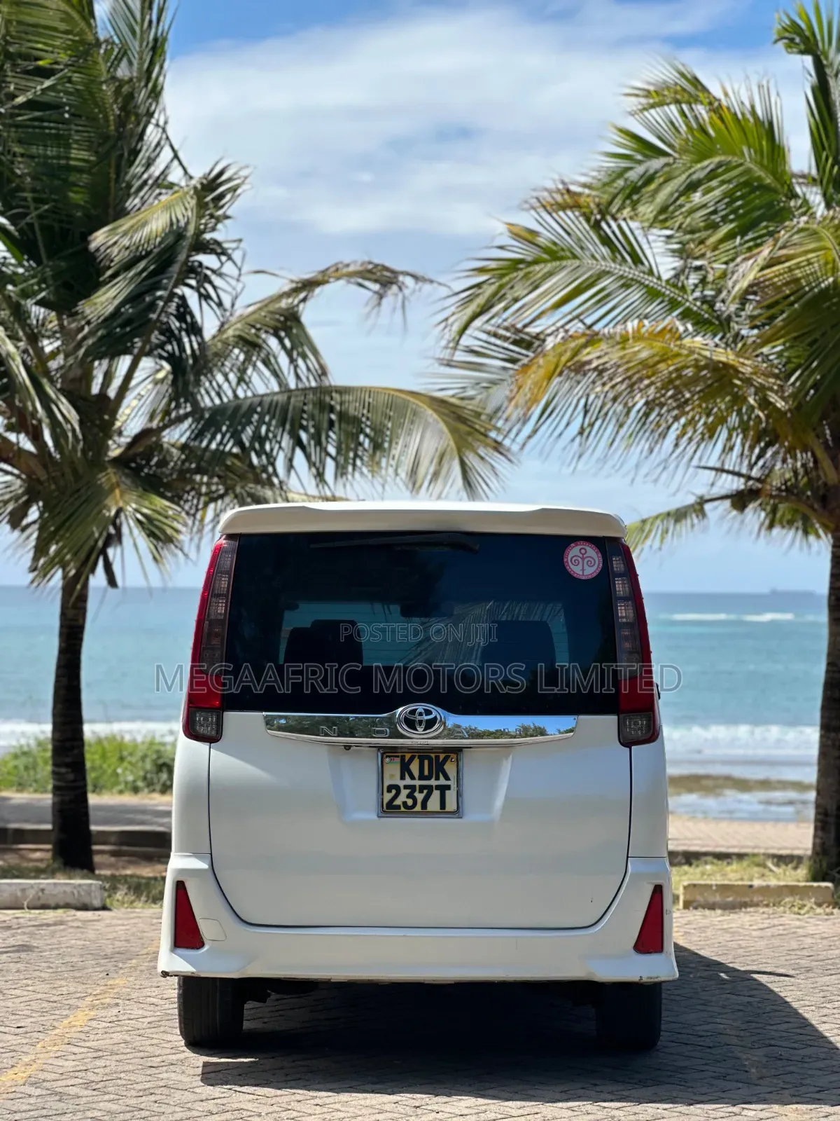 Toyota Noah 2.0 AWD (7 Seater) 2015 White