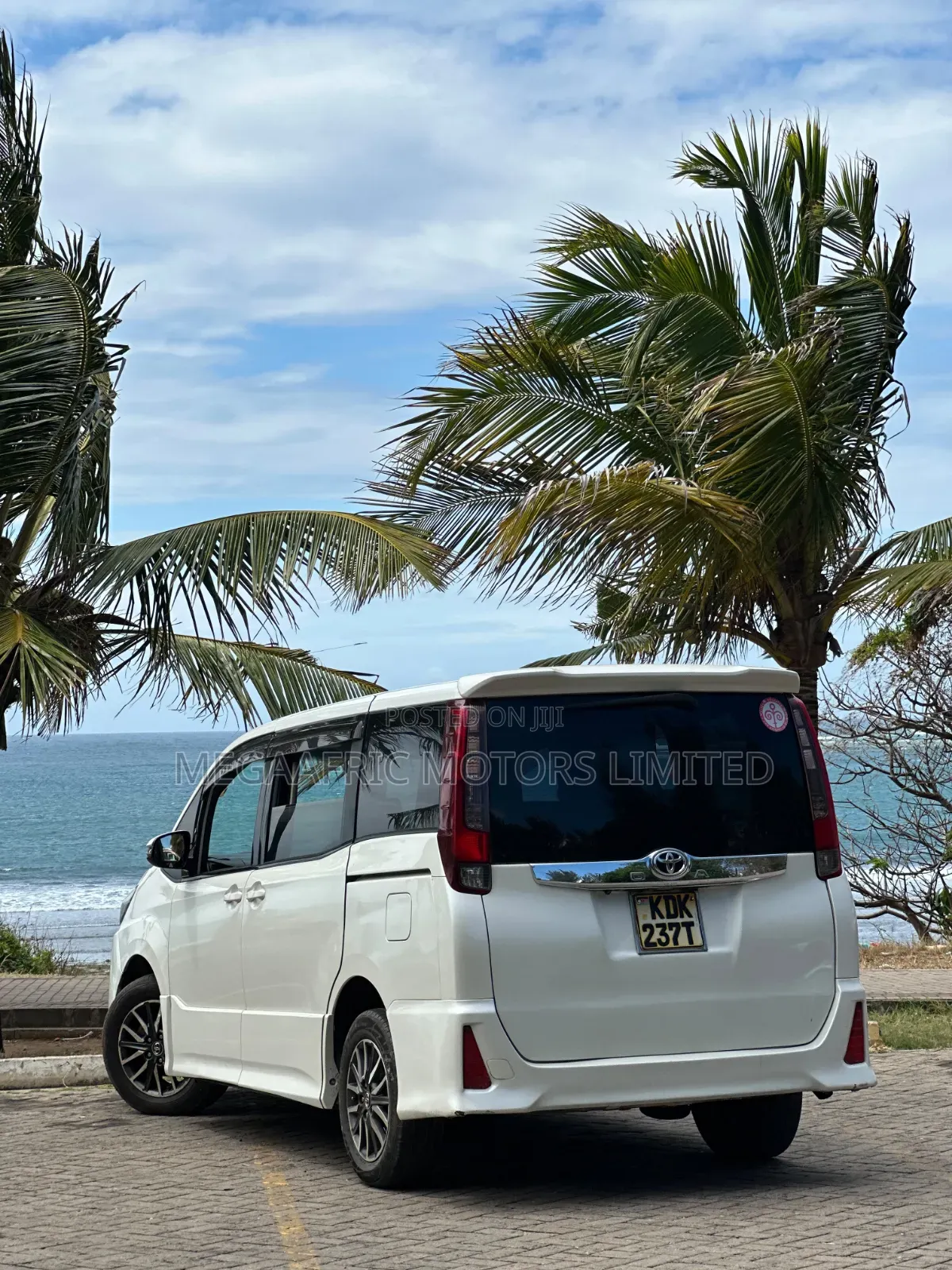 Toyota Noah 2.0 AWD (7 Seater) 2015 White