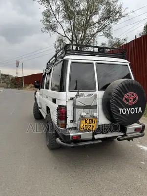 Toyota Land Cruiser 4x4 2007 White