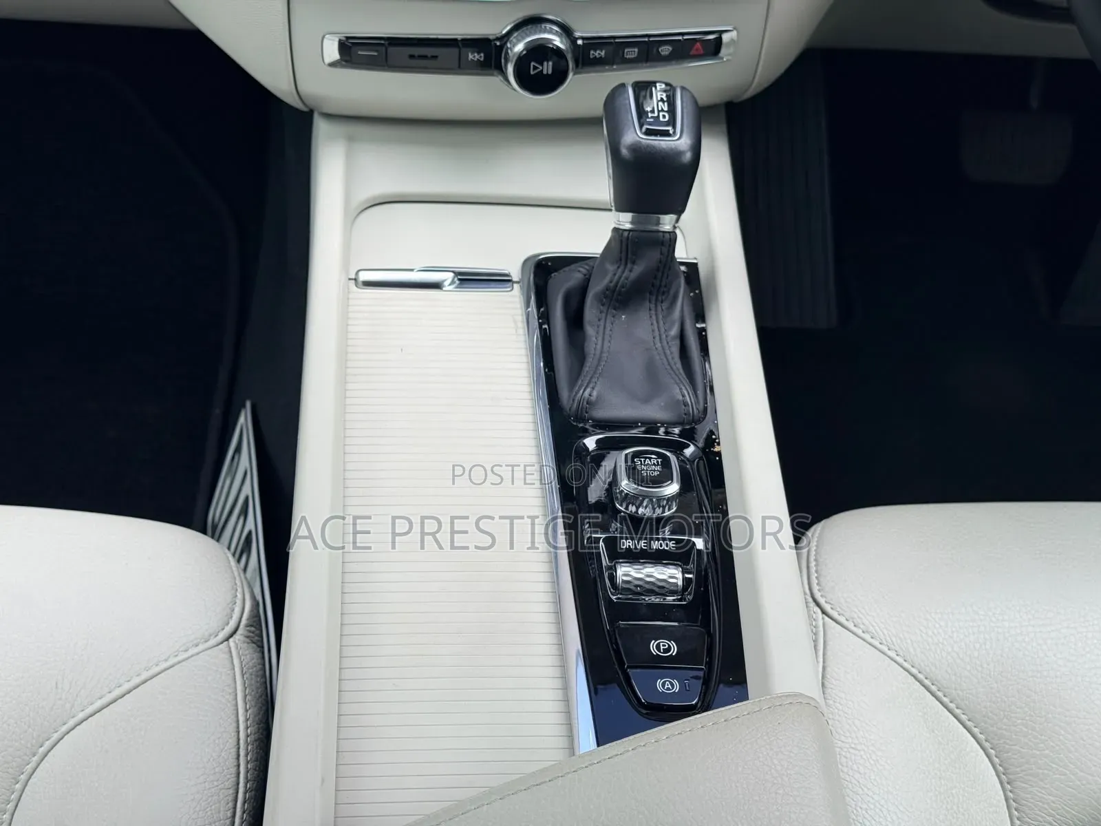 Volvo XC60 2019 Ivory