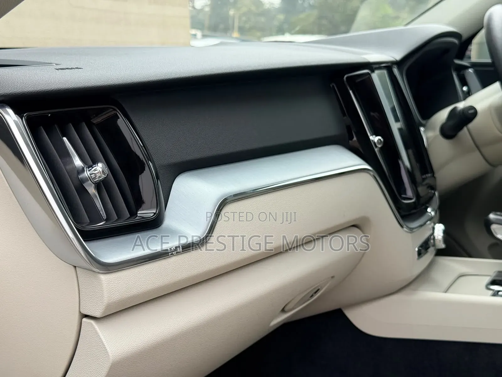 Volvo XC60 2019 Ivory