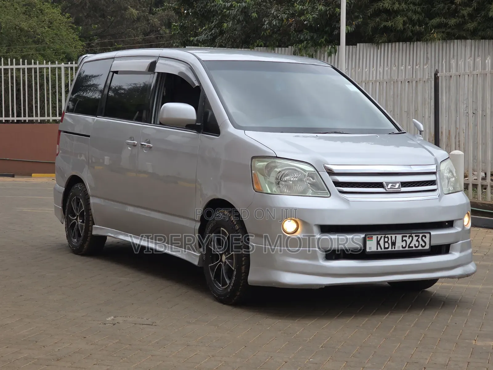 Toyota Noah 2010 Silver