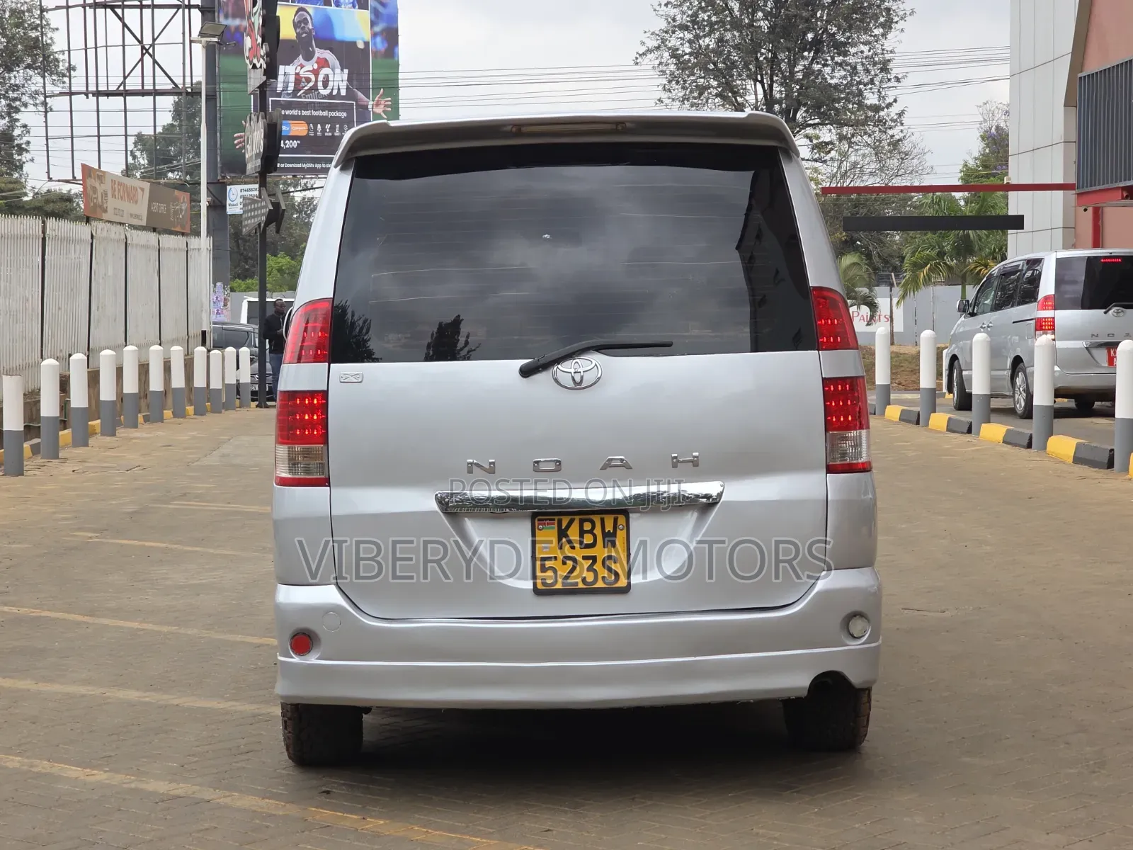 Toyota Noah 2010 Silver