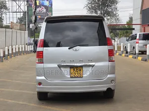 Toyota Noah 2010 Silver