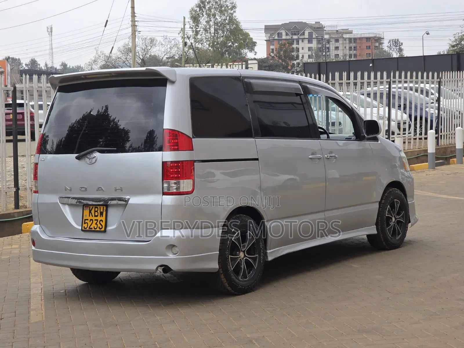 Toyota Noah 2010 Silver
