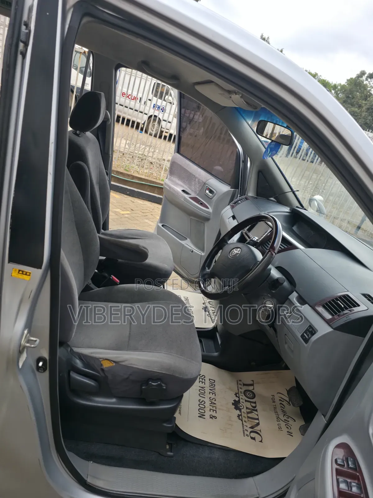 Toyota Noah 2010 Silver