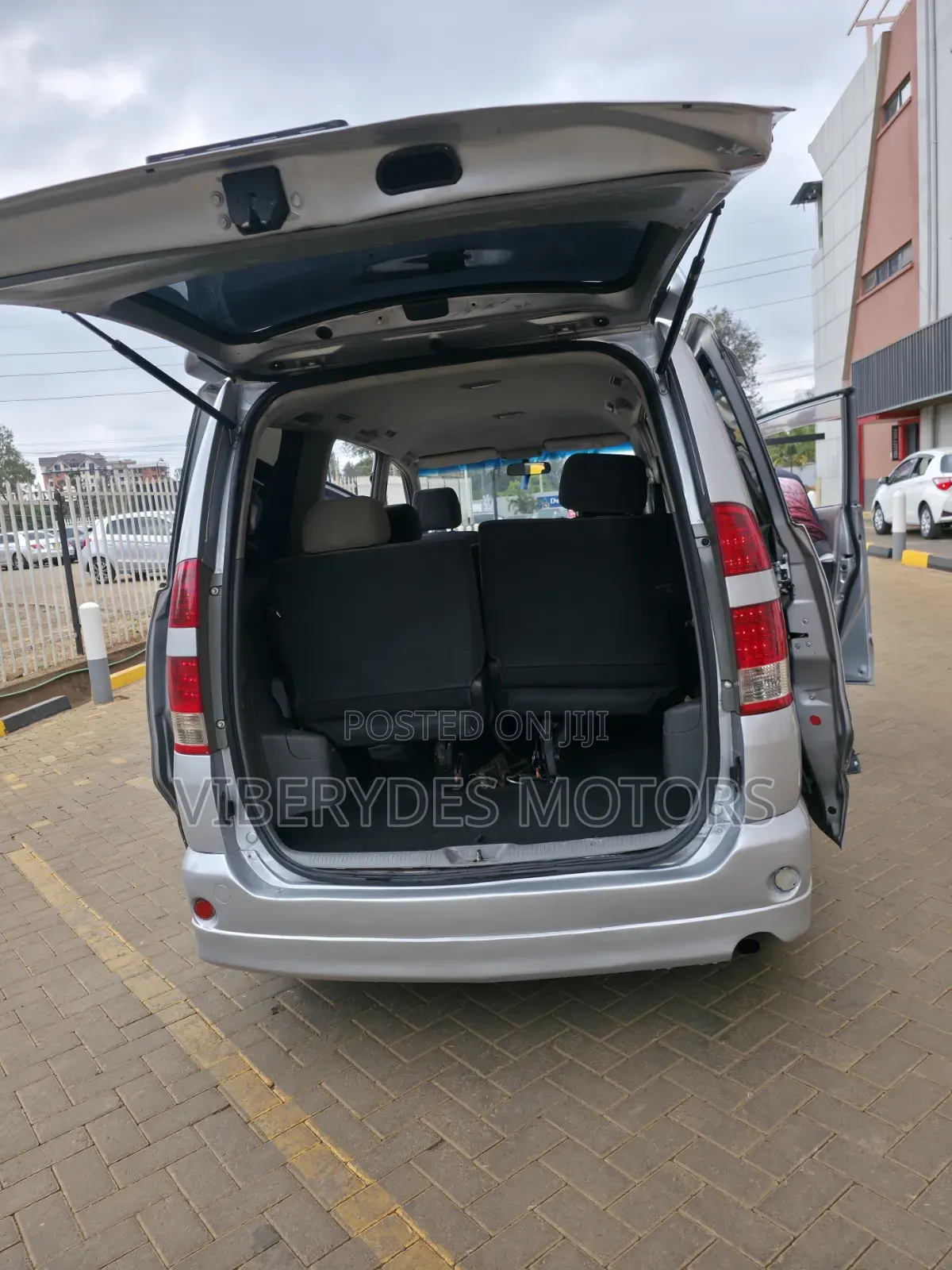 Toyota Noah 2010 Silver