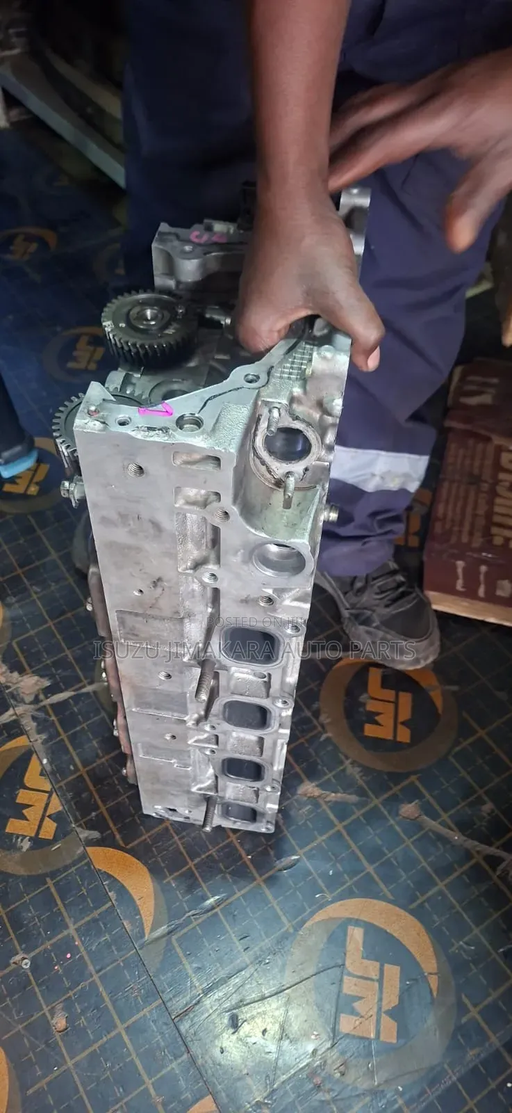 Isuzu Dmax Cylinder Head 4jk1 Black Top Cover
