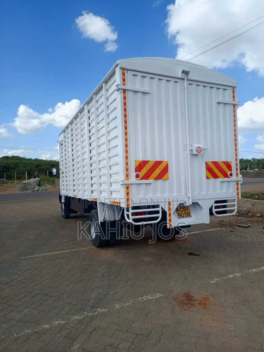 Mitsubishi FH 2016 White