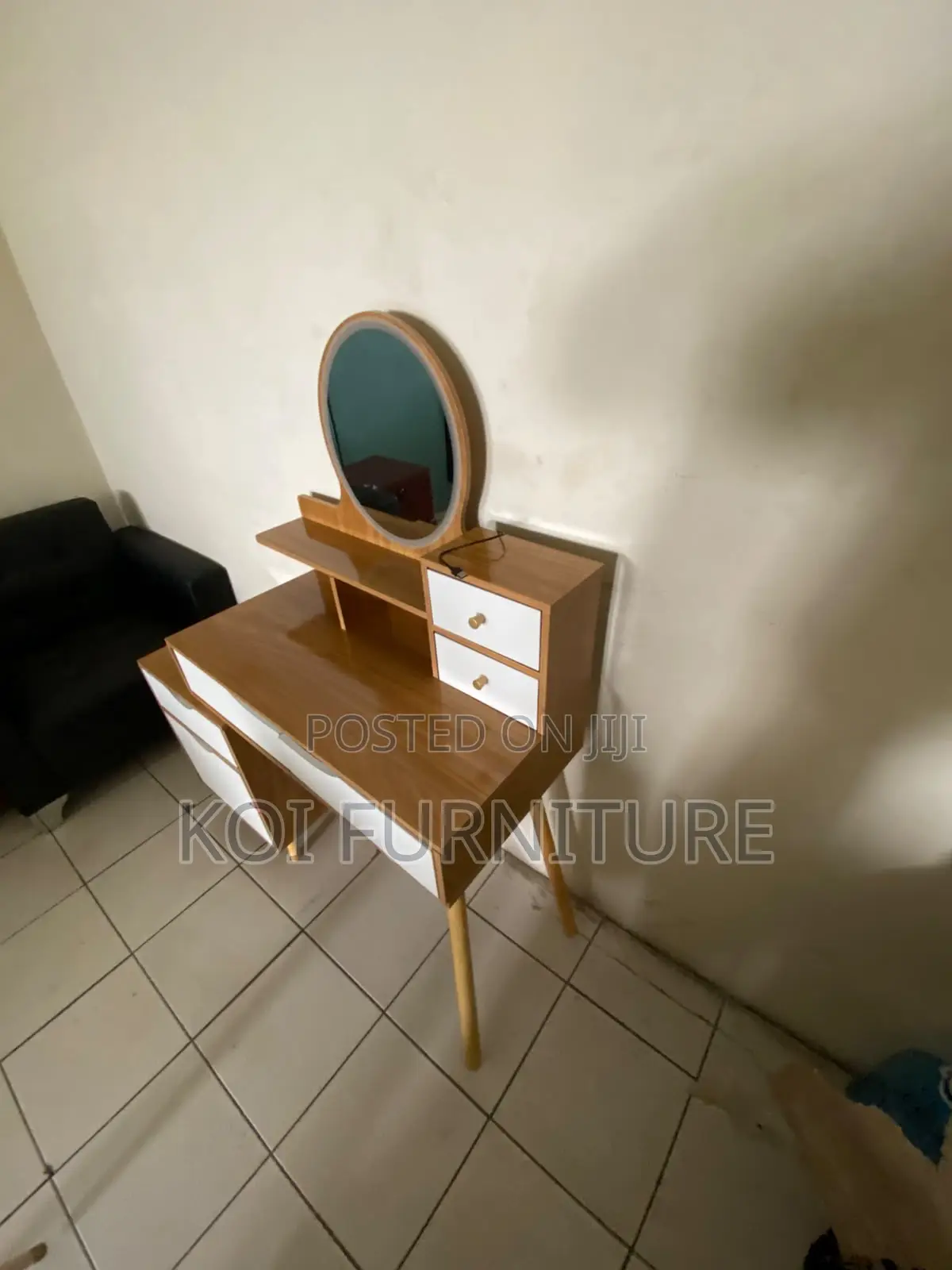 Dresers; Brown Dressing Vanity Set With Glowing Light