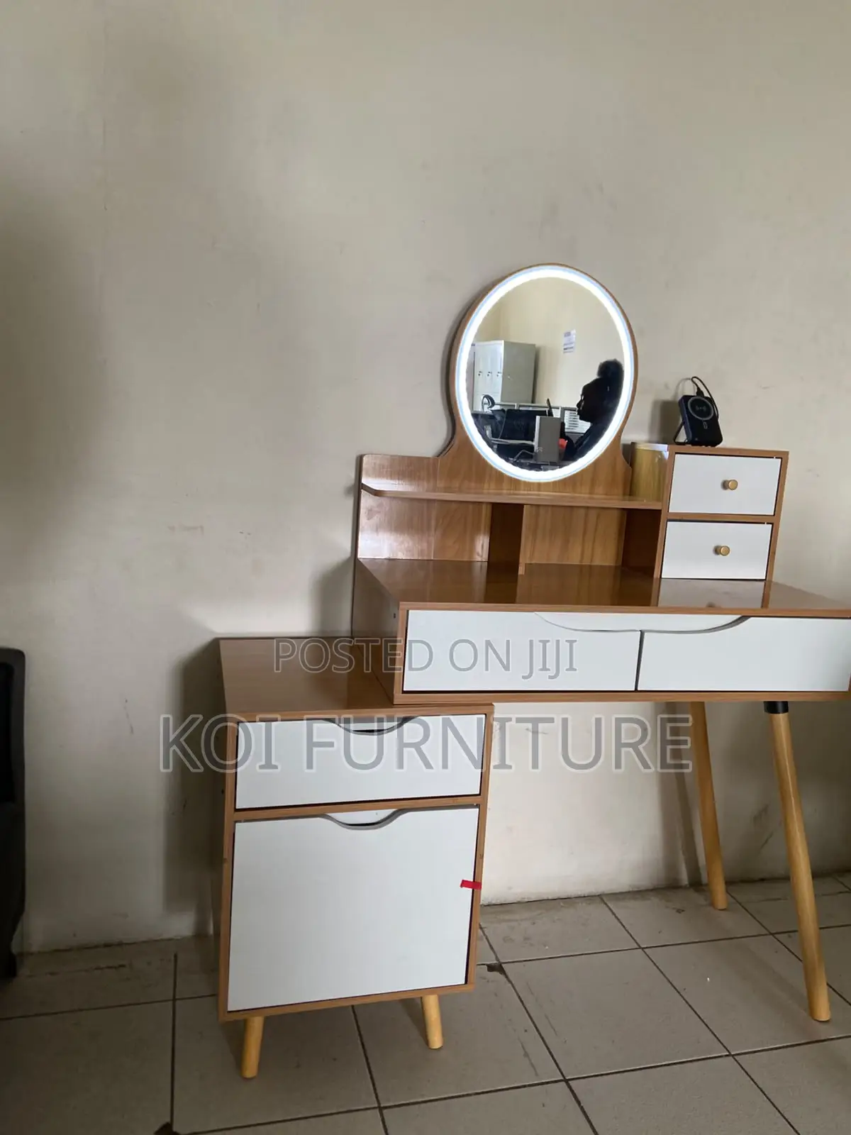 Dresers; Brown Dressing Vanity Set With Glowing Light