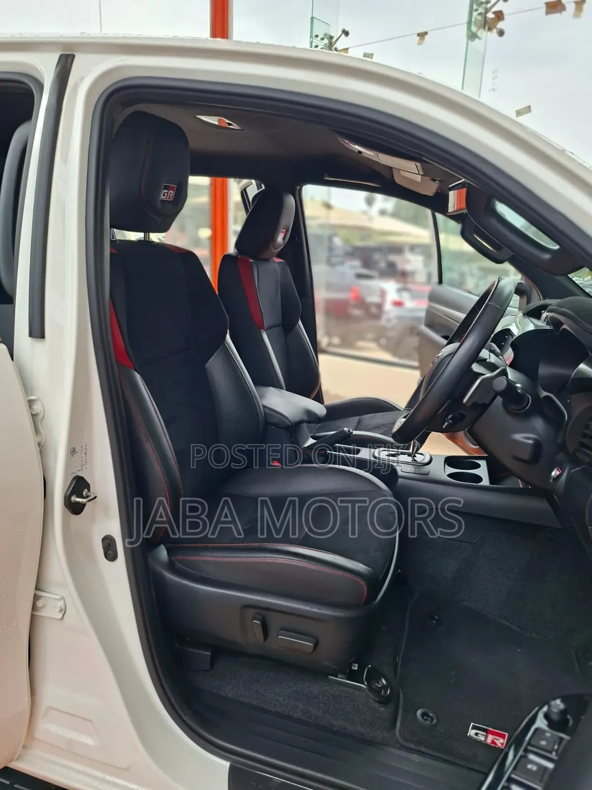 Toyota Hilux 2023 White