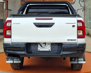 Toyota Hilux 2023 White