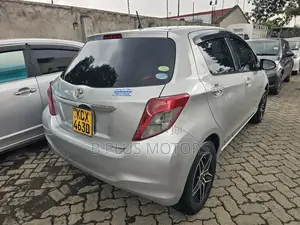 Toyota Vitz 1.0 FWD 5dr 2012 Silver