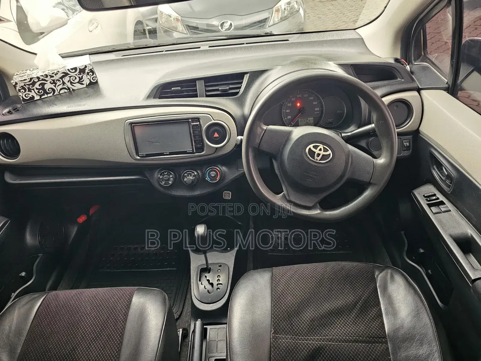 Toyota Vitz 1.0 FWD 5dr 2012 Silver