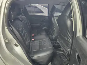 Toyota Vitz 1.0 FWD 5dr 2012 Silver