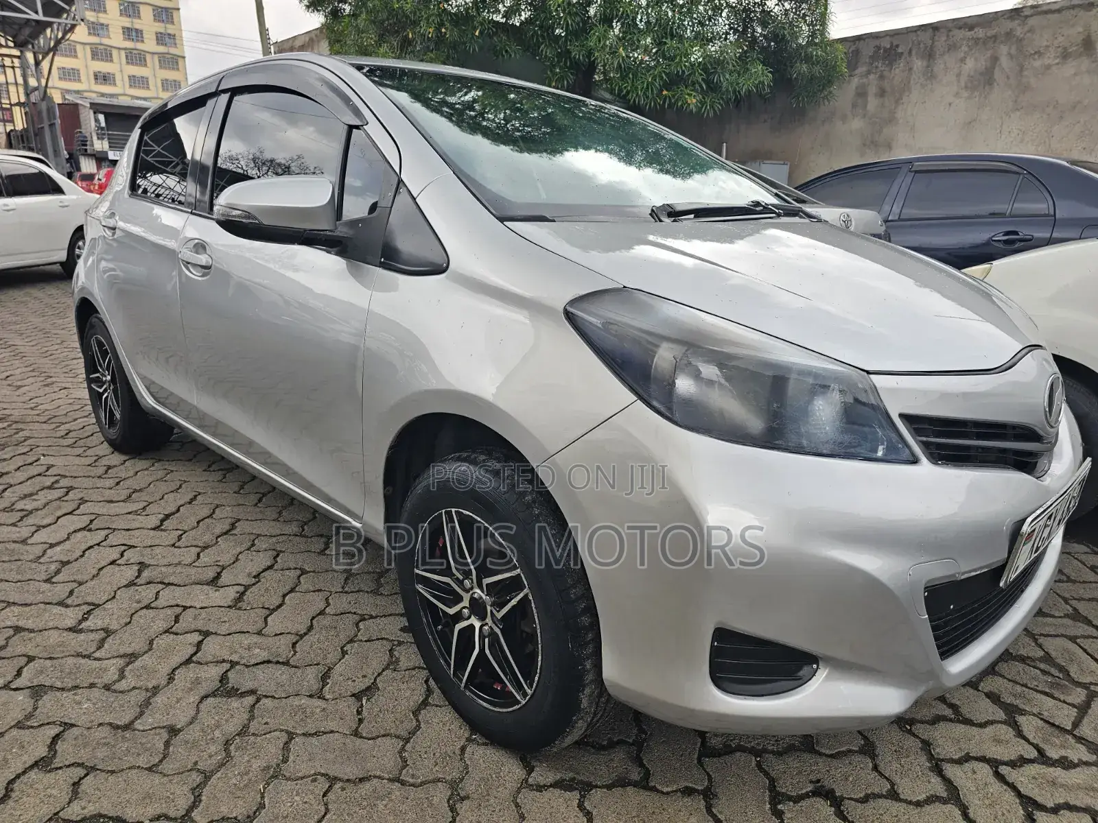 Toyota Vitz 1.0 FWD 5dr 2012 Silver