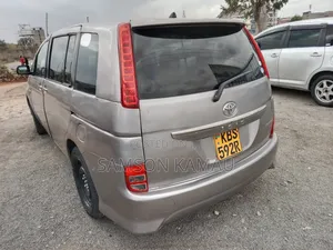 Toyota ISIS 2006 Gray