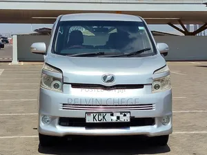 Toyota Voxy 2011 Silver