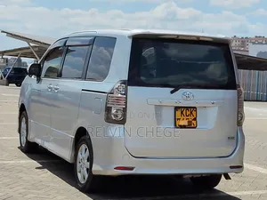 Toyota Voxy 2011 Silver
