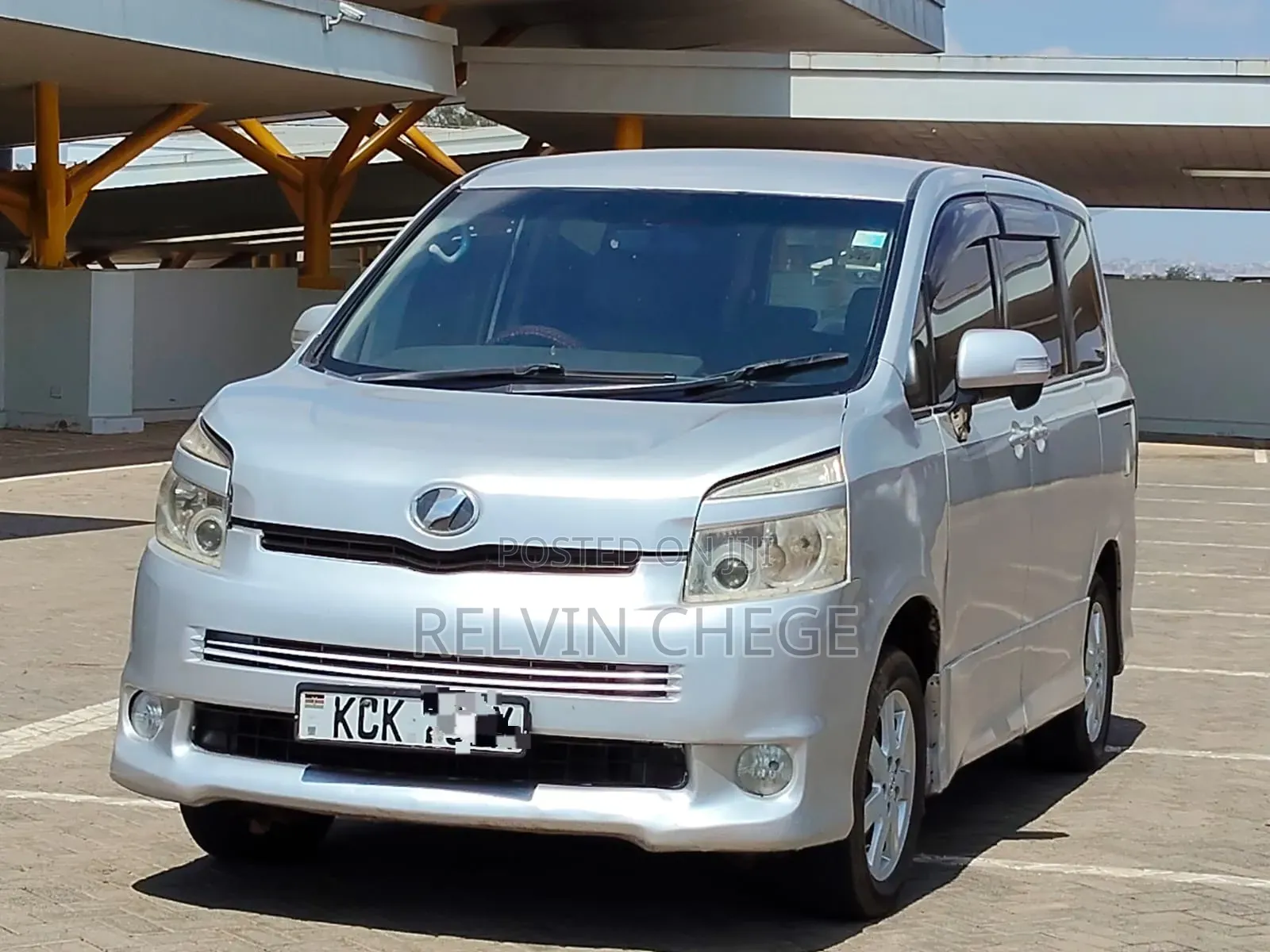Toyota Voxy 2011 Silver