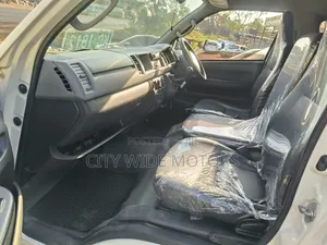 Toyota HiAce 2019 White