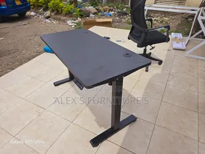 Office Desk With Adjustable Gears 
