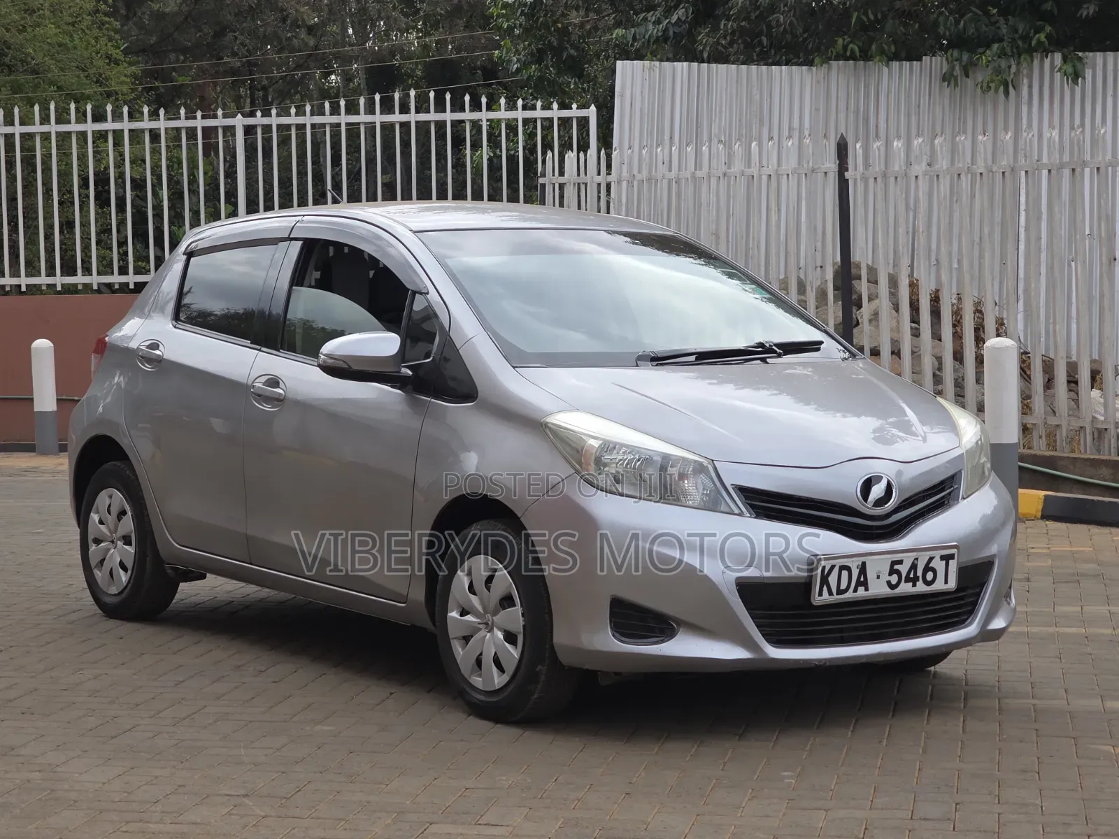 Toyota Vitz 2013 Silver