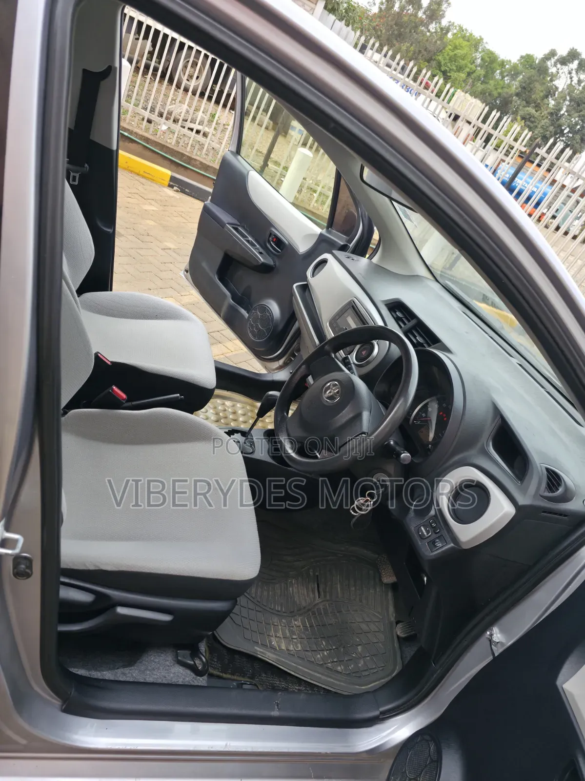 Toyota Vitz 2013 Silver