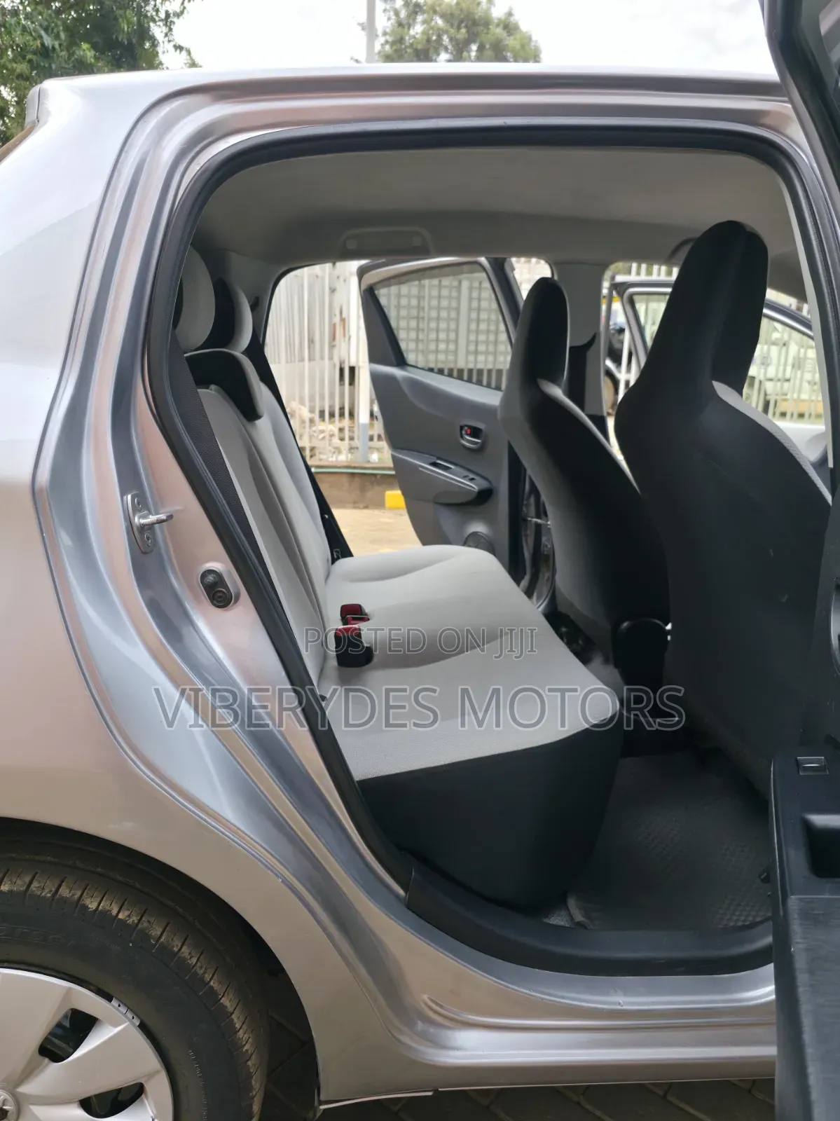 Toyota Vitz 2013 Silver