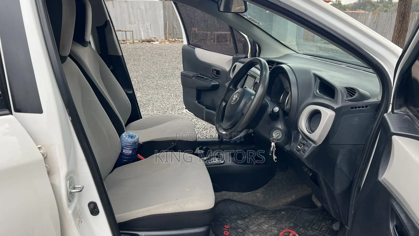 Toyota Vitz 1.3 AWD 5dr 2014 White