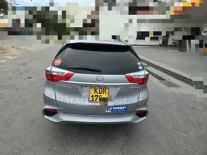 Honda Fit Shuttle 2018 Silver