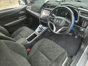 Honda Fit Shuttle 2018 Silver