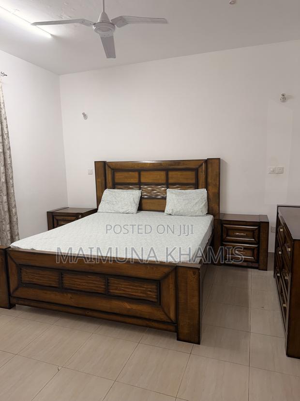 A King Size Bed With Two Matching Nightstands. - thumbnail 3