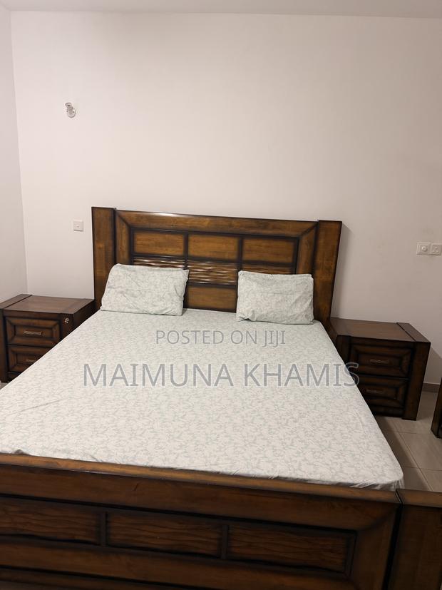 A King Size Bed With Two Matching Nightstands. - thumbnail 4