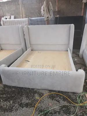 6x6 Off- White Chester Bed