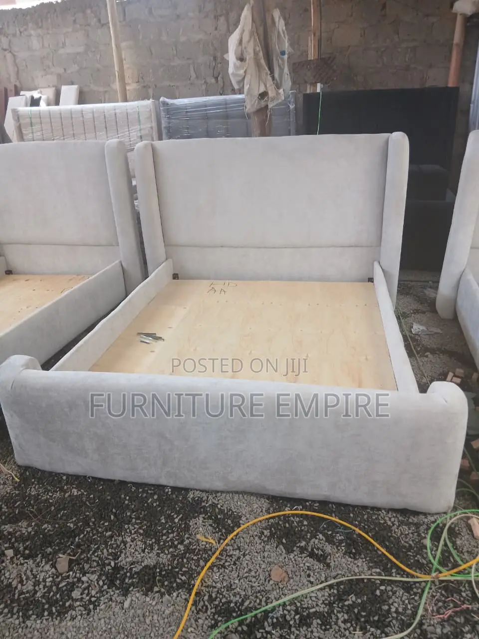 6x6 Off- White Chester Bed
