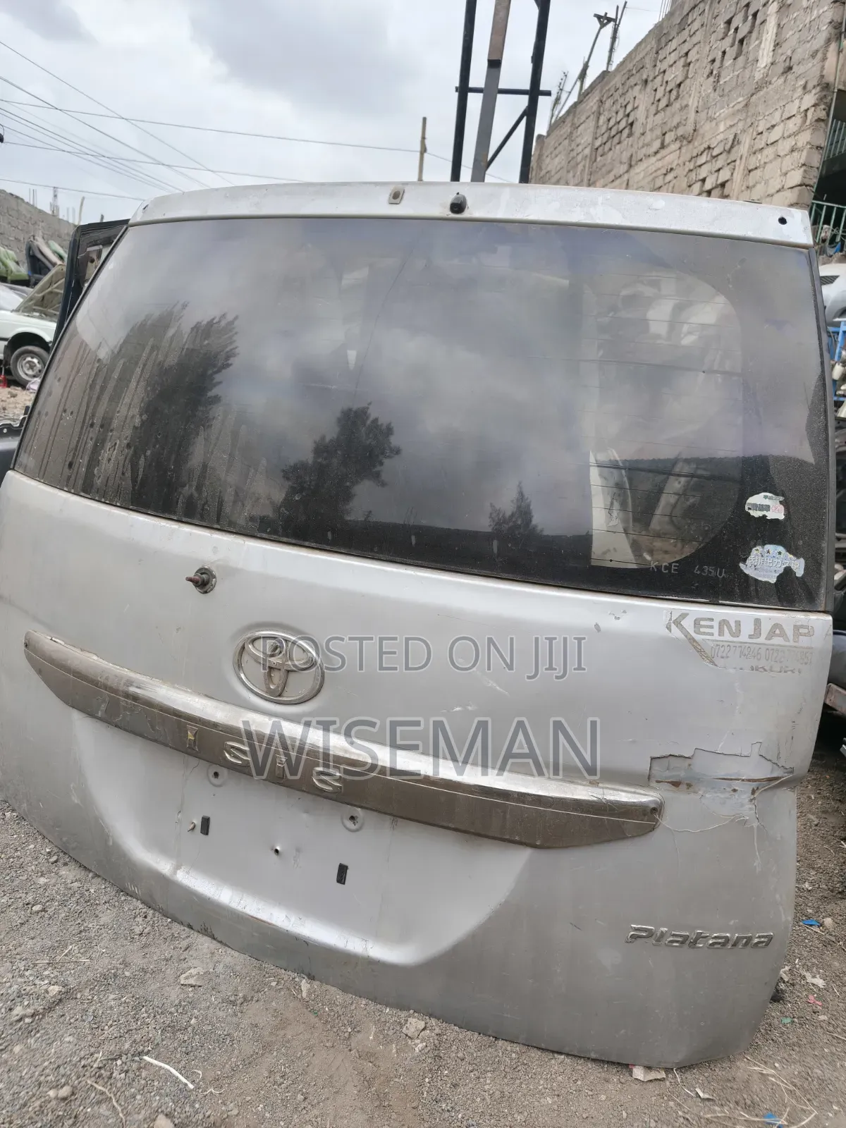 Toyota Isis Platana